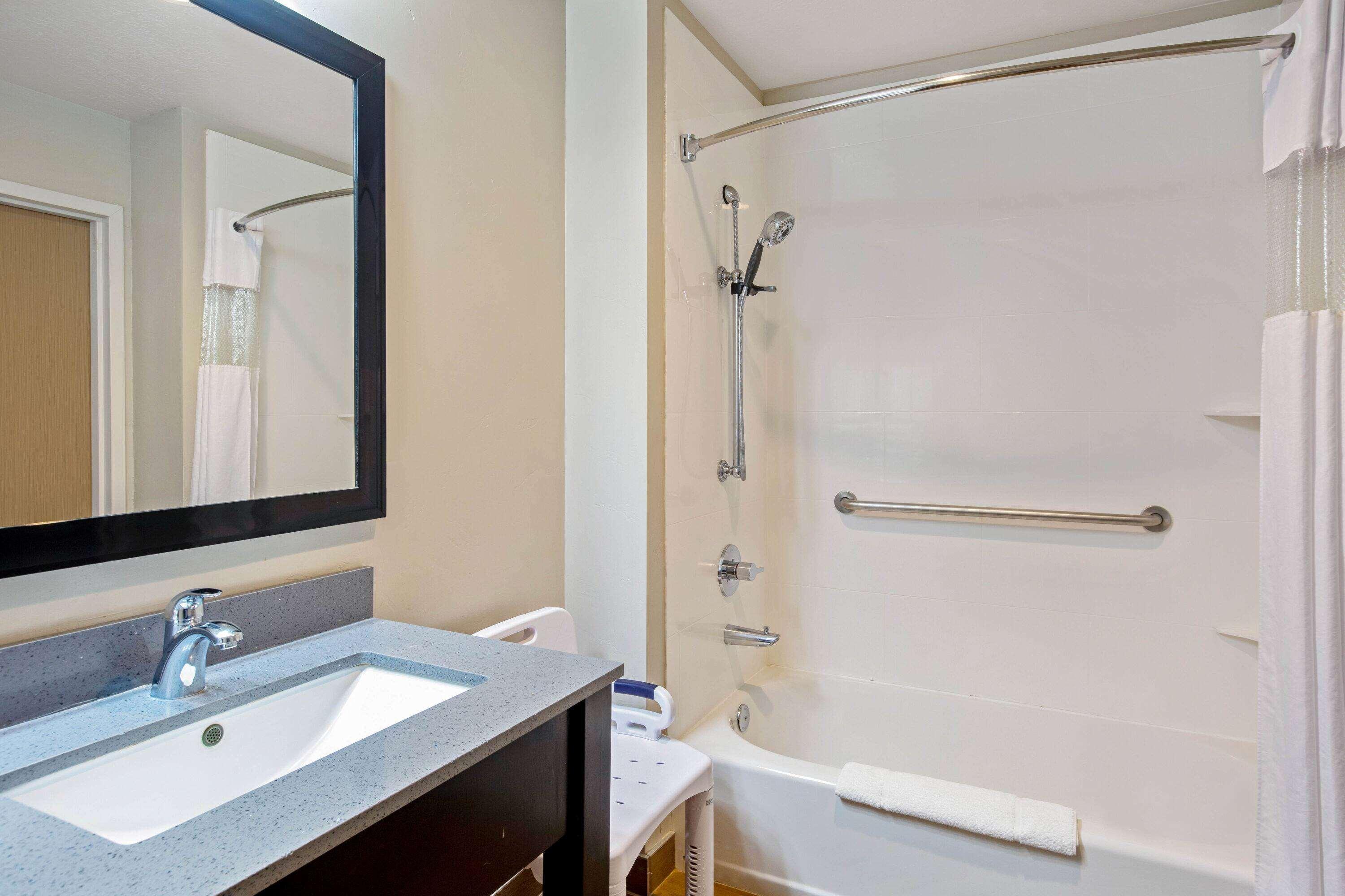 Hotel La Quinta By Wyndham Cedar 3*